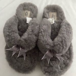 Super soft furry Ugg flip flop slippers Size 7